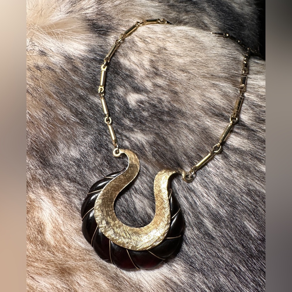 70's Sarah Coventry Gold Tone Amber Pendant Necklace